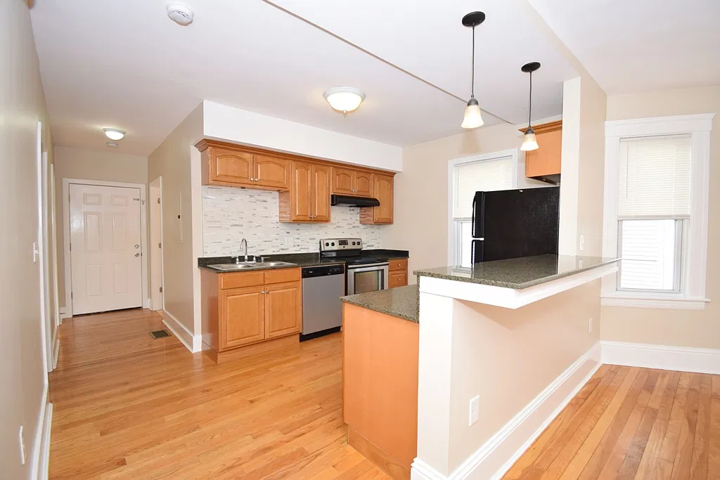 3 bed, 1100 sqft, $2,400 — Photo 2