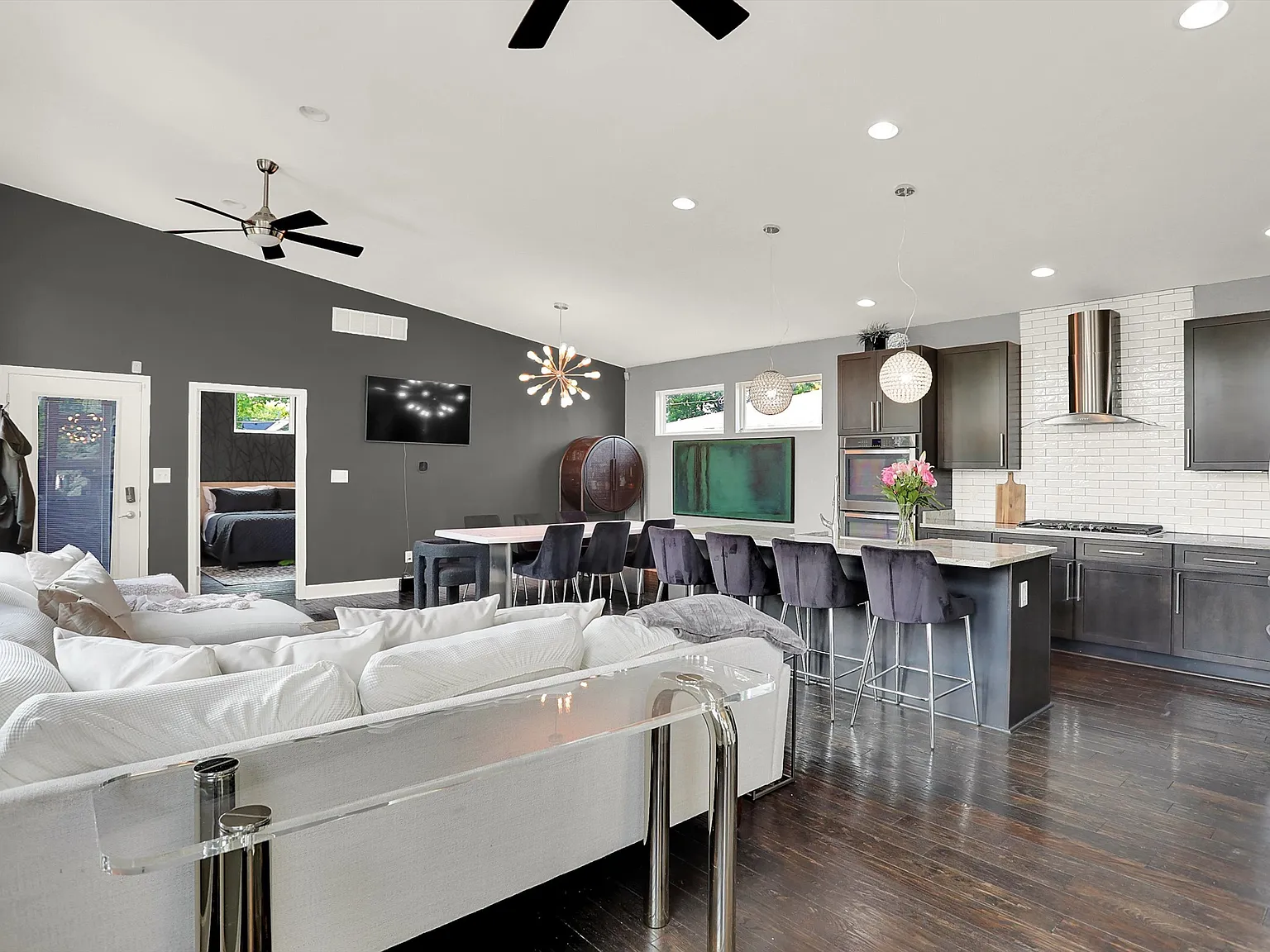 3 bed, 3.0 bath, 2700 sqft, $3,000 — Photo 3