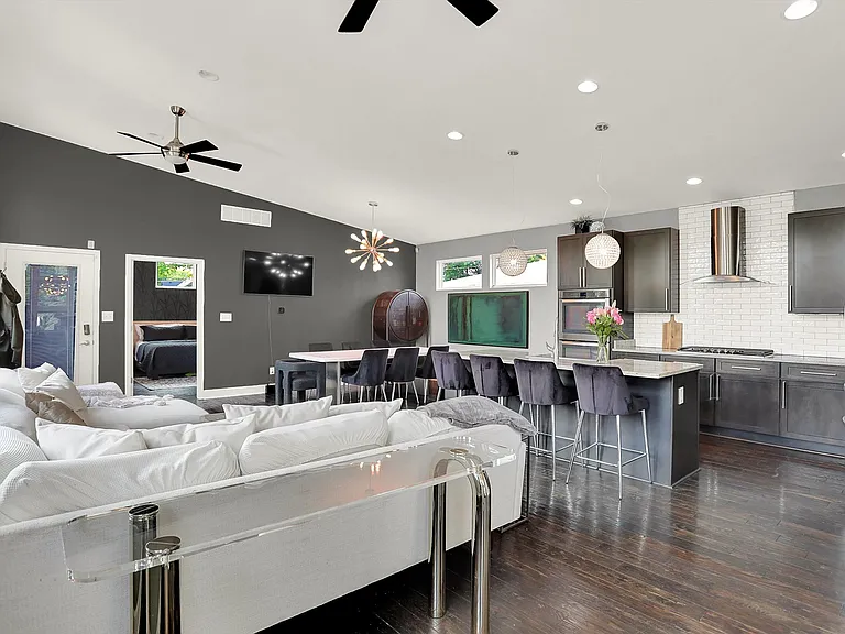 1334 Laurel St — Photo 3