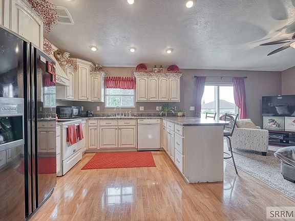 2nd image of 364 S Bridger Dr