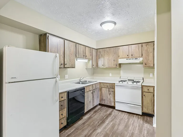 410 - WINDING BROOK APARTMENTS — Photo 17