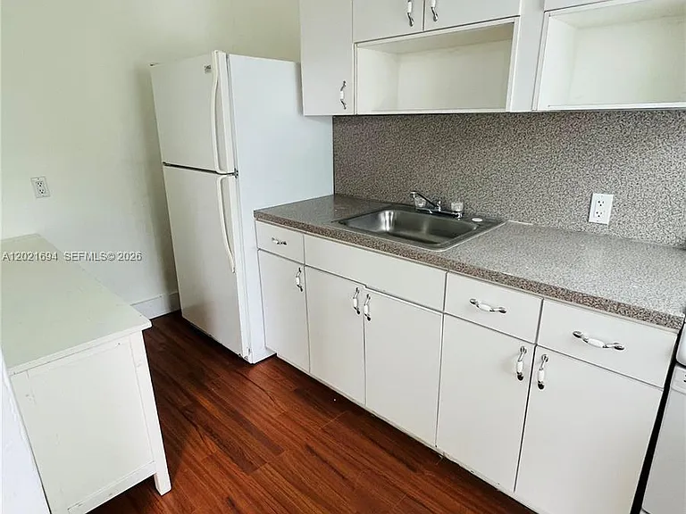 850 81st St #3 — Photo 3