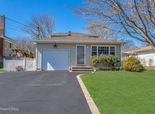 26 W Shore Rd, Oakdale, NY 11769