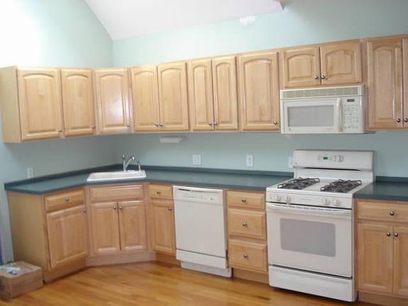 4th image of 215 Belmont St #1