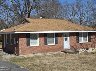 880 White Oak Dr, Forest Park, GA