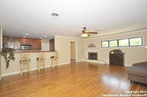 4th image of 310 Calumet Pl