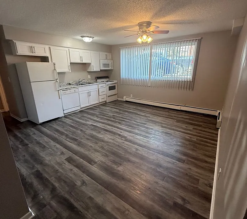 1136 G St