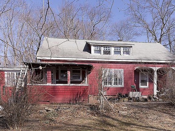 3rd image of 24 Poquanticut Ave