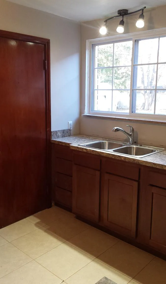 3 bed, 1.5 bath, 1100 sqft, $1,350 — Photo 4