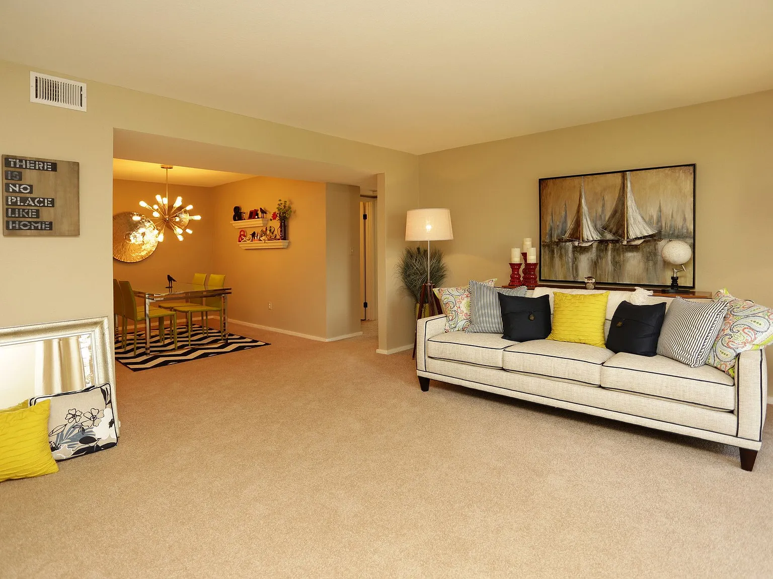 Sutton Club Apartments — Photo 2