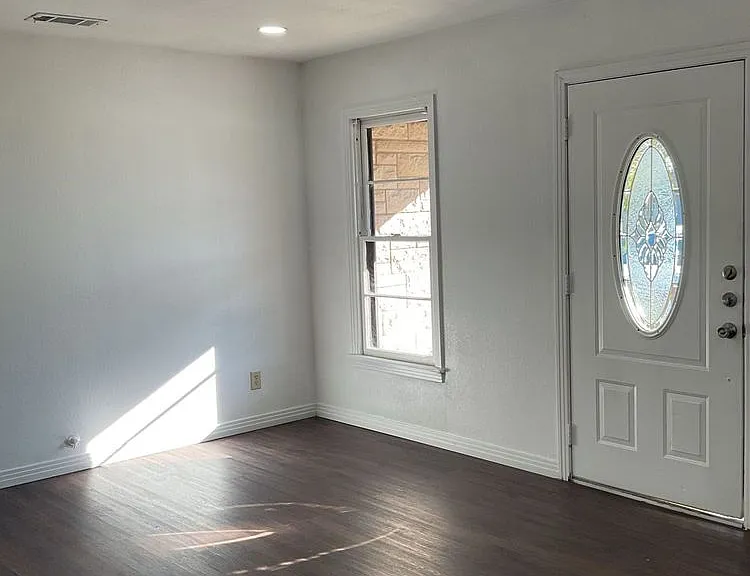 1501 N Park St — Photo 5