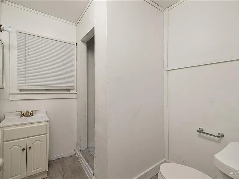 221 W 14th St — Photo 11