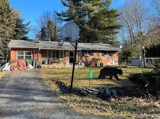 289 Traverse Rd, Dingmans Ferry, PA 18328