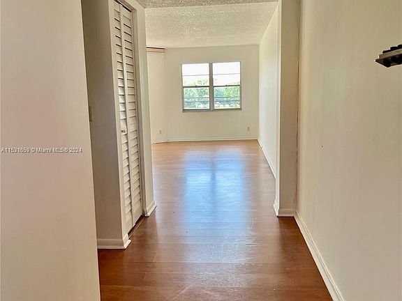 5th image of 900 SW 128th Ave APT 302D