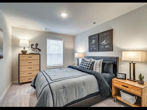 5th image of 1076 Ross Farms Blvd