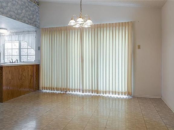5th image of 208 E Grubb Dr