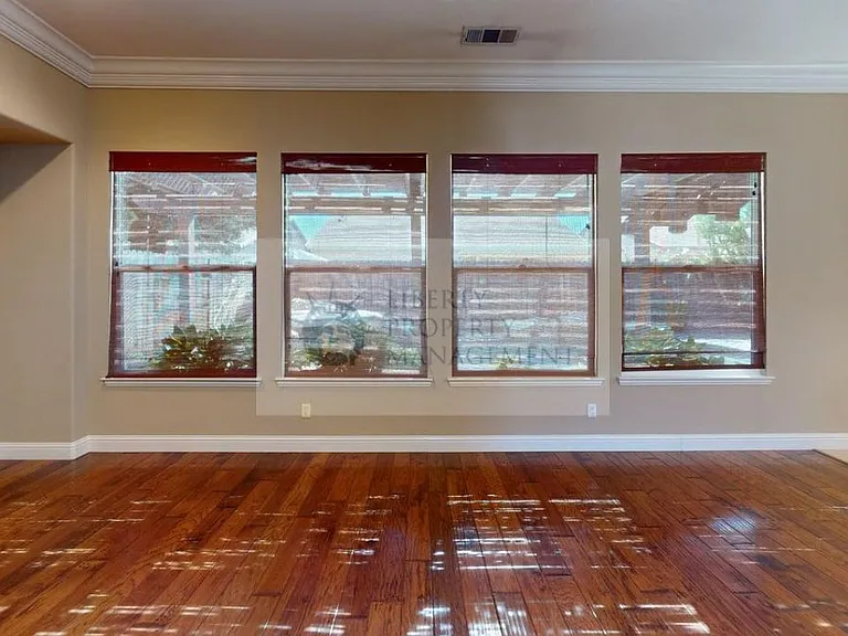 1004 Marigold Ln — Photo 3