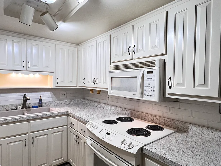 8141 Valley Estates Dr — Photo 19