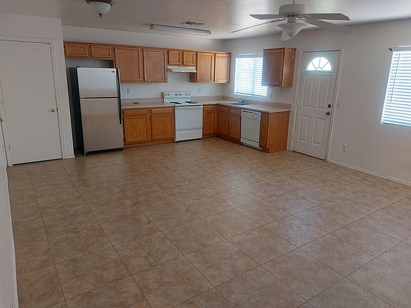 2nd image of 1006 E Mariposa St