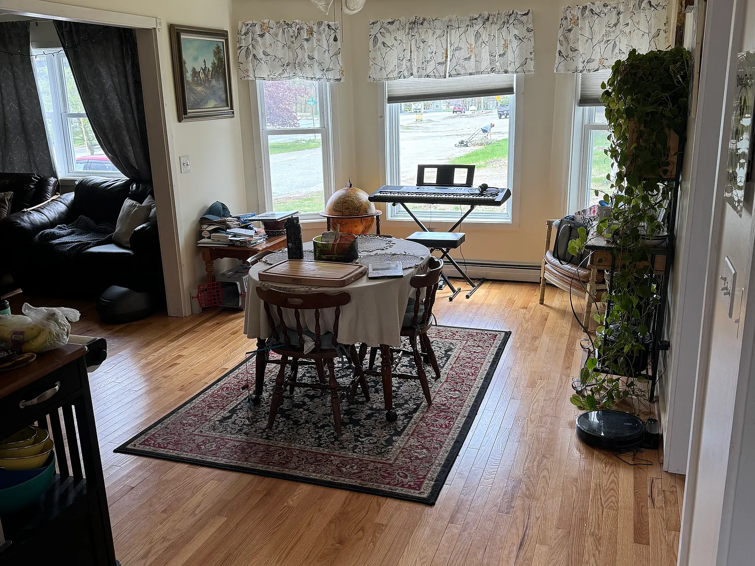 4 bed, 2500 sqft, $3,500 — Photo 2