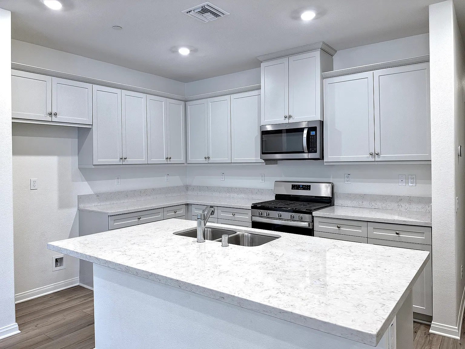 3 bed, 2111 sqft, $3,300 — Photo 2