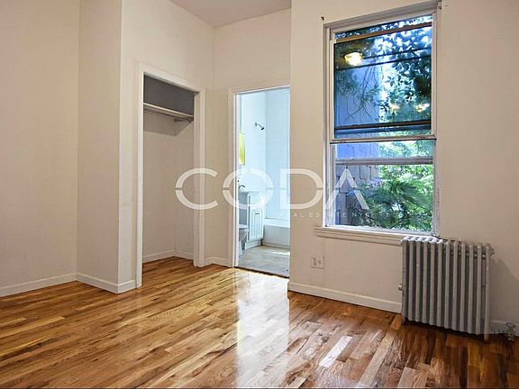 2nd image of 266 Nassau Ave APT 2R
