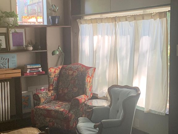 Bay window sizable closets