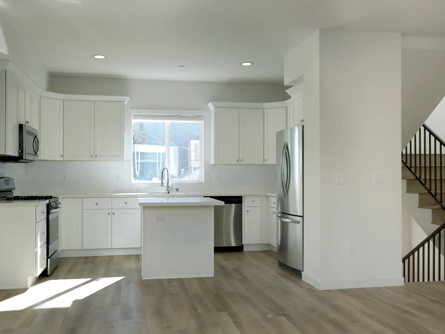 3 bed, 3.5 bath, 1500 sqft, $3,750 — Photo 2