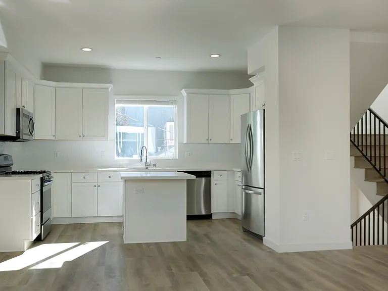 6936 Hazeltine Ave — Photo 2