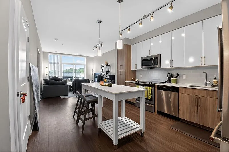 1 bed, 1.0 bath, 737 sqft, $2,450 — Photo 1