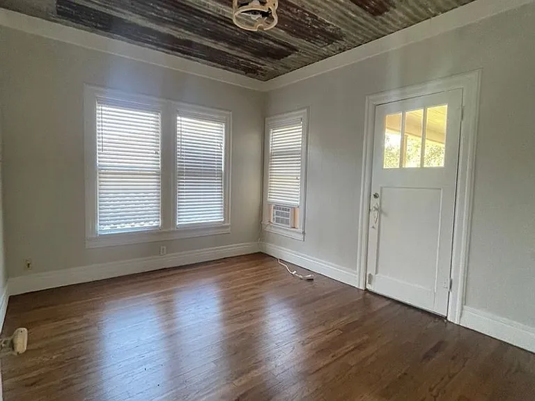 604 E Broadway St — Photo 15