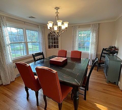 Dining room with 2 built ins