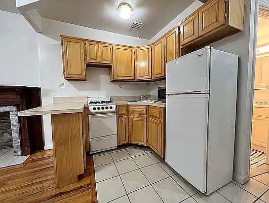 4th image of 148 W 76th St #A