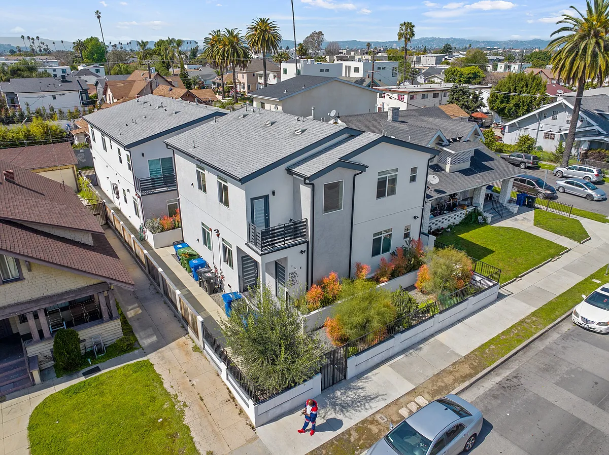 Building Photo - 3955 S Budlong Ave