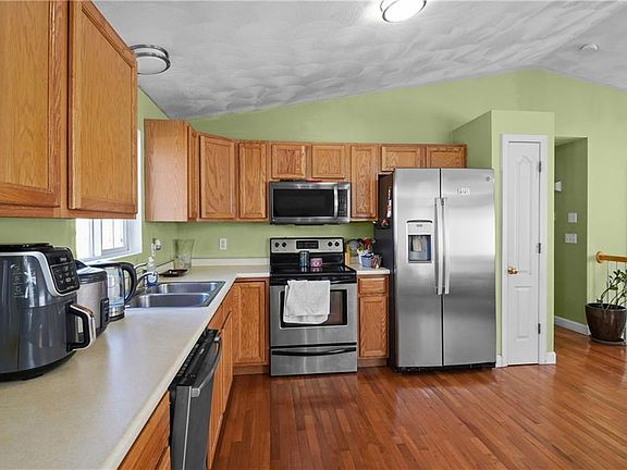 3rd image of 115 Hillwood St