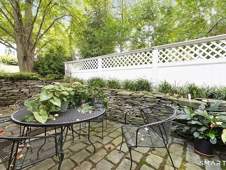 281 Pequot Ave — Photo 22