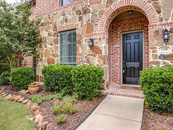 2nd image of 1328 Aubrey Ln