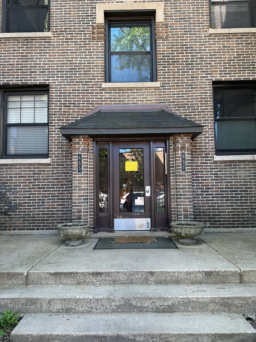 Building Photo - 857 W Ainslie St #G