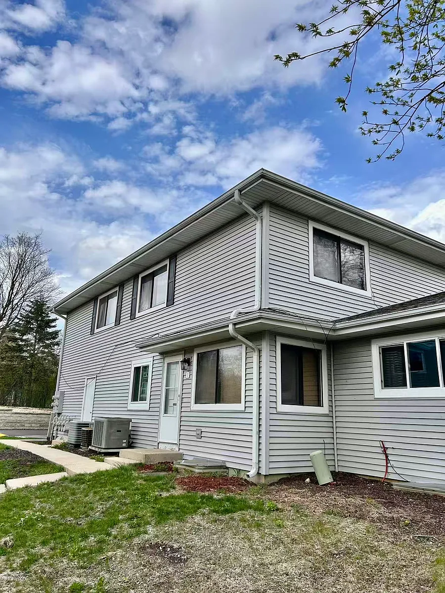 Building Photo - 2S701 Winchester Cir E #3
