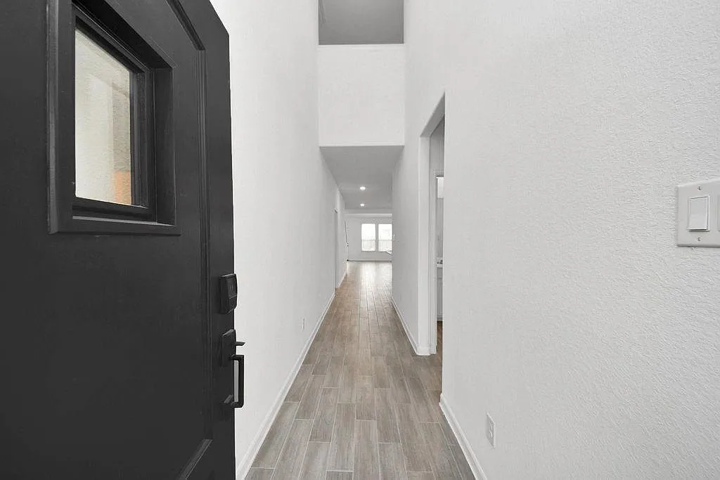 4 bed, 3.0 bath, 2396 sqft, $2,800 — Photo 2