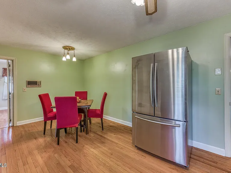 908 Meadow Ln — Photo 14