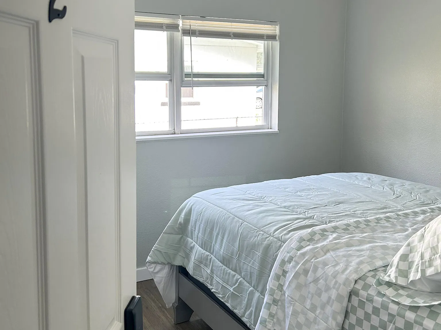 4 bed, 2.0 bath, 1298 sqft, $706 — Photo 1