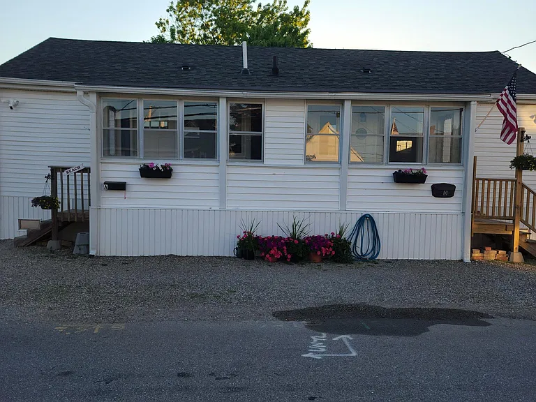 4 Brown Ave #A — Photo 10