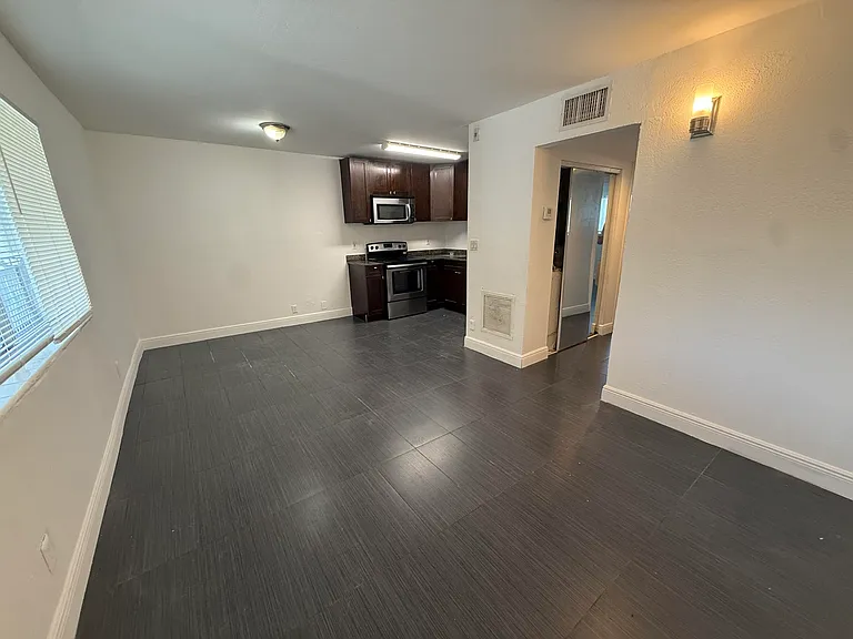 37 SW 14th St #17 — Photo 2