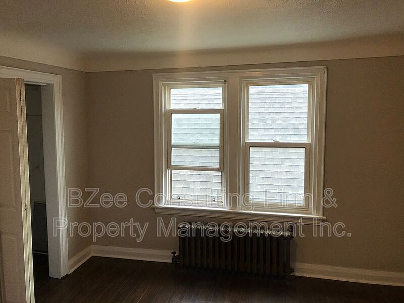 2nd image of 524 John St N #5