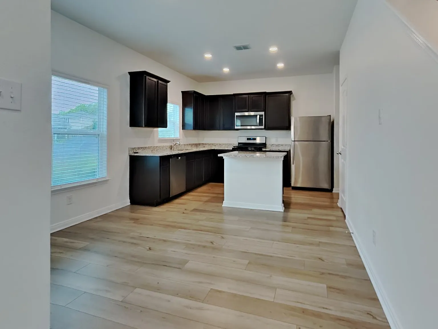 3 bed, 2.5 bath, 1344 sqft, $1,525 — Photo 4