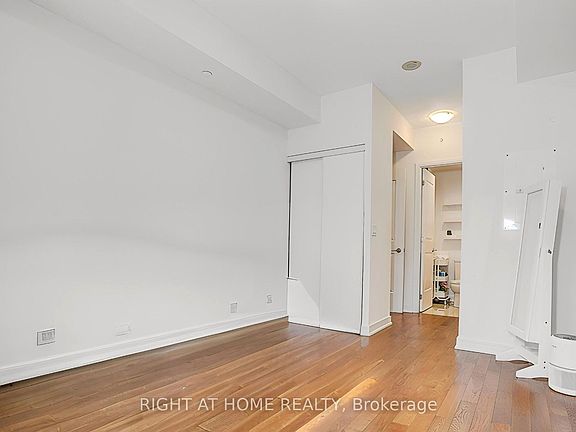 5th image of 9201 Yonge St #205