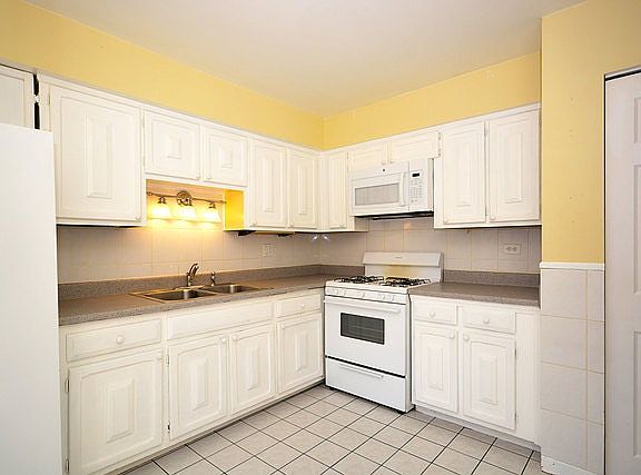 4th image of 2094 Falmouth Ct
