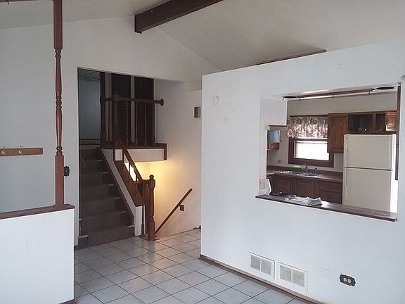 3rd image of 118 W Hawthorne Blvd