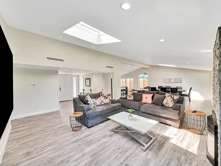 5854 McDonie Ave — Photo 10